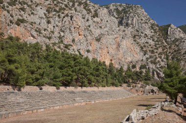 Yunanistan 'ın Delphi kentindeki antik stadyum, antik klasik dünya genelinde önemli kararlara danışılan kahinin merkezi olarak zenginleşen antik bir mabet. UNESCO Dünya Mirası.
