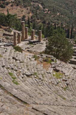 Delphi Antik Tiyatrosu 'nun panoramik manzarası, Phocis Yunanistan. 5.000 seyirci kapasiteli tiyatro Apollo 'nun sığınağında yer almaktadır. UNESCO Dünya Mirası.