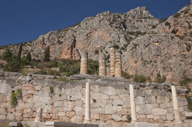 Delphi kalıntıları, antik klasik dünya genelinde önemli kararlara danışılan kahin koltuğu olarak zenginleşen antik bir tapınaktır. UNESCO Dünya Mirası.