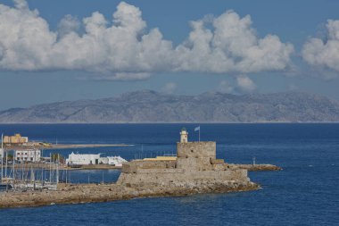 RHODES, GREECE - 26 Ekim 2017: Deniz Kapısı ve Rodos Eski Kasabası tahkimatları, Mandraki limanı, Rodos, Yunanistan manzaralı