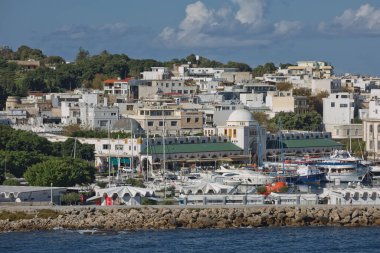 RHODES, GREECE - 26 Ekim 2017: Deniz Kapısı ve Rodos Eski Kasabası tahkimatları, Mandraki limanı, Rodos, Yunanistan manzaralı