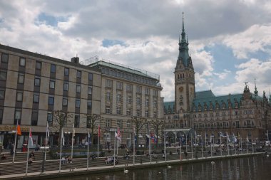 Hamburg, Almanya - 22 Mayıs 2017: Almanya 'da Hamburg' daki Altstadt Mahallesi 'ndeki Rathaus Meydanı ve Binnenalster Gölü yakınlarındaki belediye binasında takılan insanlar.