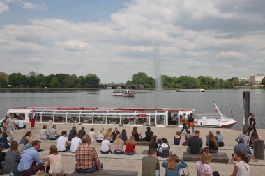 Hamburg, Almanya - 22 Mayıs 2017: İnsanlar Hamburg 'da Binnenalster Gölü kıyısında yaz gününün tadını çıkarıyorlar. 1.7 milyon nüfusuyla Hamburg Almanya 'nın ikinci büyük şehridir..