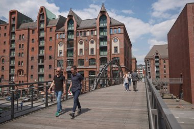 Hamburg, Almanya - 22 Mayıs 2017: İnsanlar köprüyü geçiyor ve Hamburg Almanya 'nın Hafen şehrinde güneşli bir günün tadını çıkarıyor