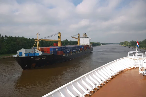 Kiel Deutschland Mai 2017 Kreuzfahrtschiff Und Containerschiff Passieren Den Nord — Stockfoto