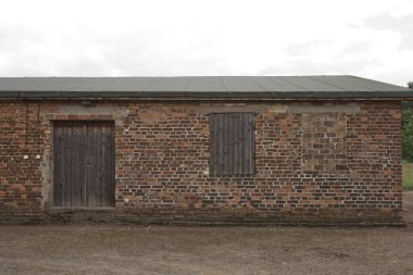 Sachsenhausen, Oranienburg, Almanya - 13 Temmuz 2017: Sachsenhausen Nazi kampındaki Yahudi kışlası ve müzesi. Yaklaşık 200.000 kişi 1936 ve 1945 yılları arasında Sachsenhausen 'den geçmiştir..