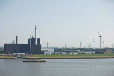 Almanya 'da Kiel Kanalı yakınlarında yenilenebilir yeşil enerji üreten rüzgar değirmenleri ve türbinler.
