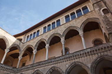 Tarquinia, İtalya - 2 Kasım 2017: Palazzo Vitelleschi (Vitelleschi Sarayı) ve arkeoloji müzesi Tarquinia, İtalya 'da popüler turistik merkezlerdir..