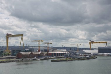 Belfast, İrlanda - 9 Haziran 2017: İrlanda 'nın Belfast Limanı' ndaki büyük sanayi vinçleri.