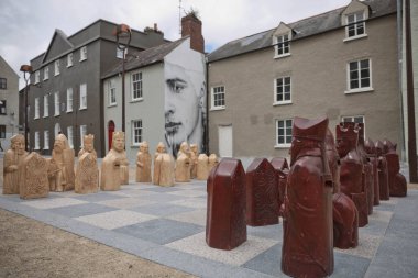 Waterford, İrlanda Cumhuriyeti - 13 Haziran 2017: İrlanda 'nın Waterford şehrinde tarihi Katedral Meydanı' nda kurulmuş olan Norman istilasını temsil eden Satranç Oyunu.