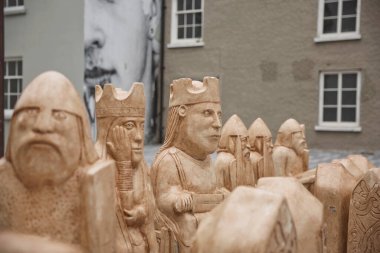 Waterford, İrlanda Cumhuriyeti - 13 Haziran 2017: İrlanda 'nın Waterford şehrinde tarihi Katedral Meydanı' nda kurulmuş olan Norman istilasını temsil eden Satranç Oyunu.