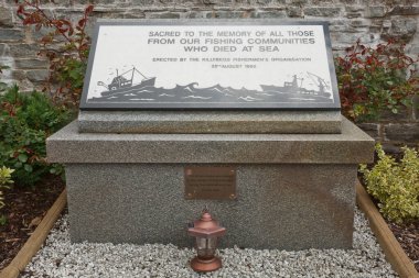 Killybegs, County Donegal, İrlanda - 10 Haziran 2017: İrlanda 'daki Saint Marys kilisesindeki Killybegs balıkçılık limanında ölenlerin anısına.
