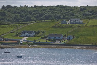 İrlanda 'nın Donegal ilçesi Killybegs yakınlarındaki İrlanda kıyı şeridi boyunca kaya oluşumlarıyla dolu güzel bir arazide yaşayan insanlar..