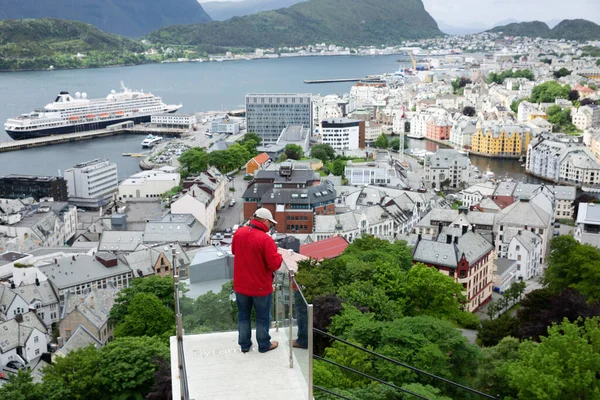 Alesund Norway June 2017 노르웨이 Fjellstua 계단을 오르는 사람들 — 스톡 사진