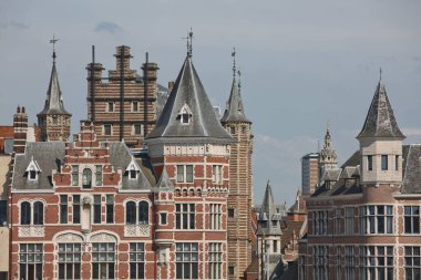 Antwerp, Belçika - 16 Haziran 2017: Belçika 'nın Antwerp limanının nehir üzerindeki manzarası.
