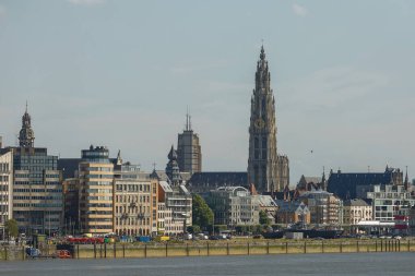 Antwerp, Belçika - 16 Haziran 2017 Antwerp limanı ve Belçika 'daki kadınımızın nehir kıyısındaki katedralinin manzarası.