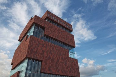 Antwerp, Belçika - 16 Haziran 2017: Belçika 'nın Antwerp ilçesinde Scheldt nehri boyunca yer alan müze aan de Stroom.