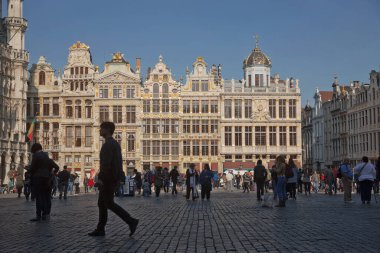 Brüksel, Belçika - 23 Eylül 2017: Yaz boyunca Brüksel 'deki Grand Place' i ziyaret eden turistler.