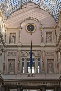 The Galeries Royales Saint-Hubert 'in ayrıntıları. Brüksel' de 19. yüzyılın diğer ünlü alışveriş merkezlerinden önce yapılmış bir alışveriş salonu..