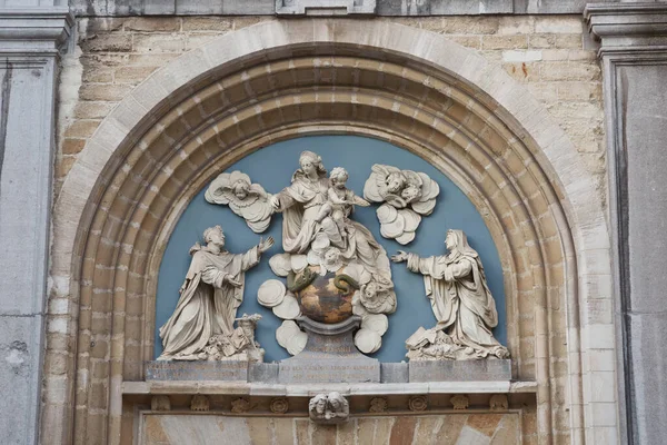 圣保禄教堂入口大门上方的Bas Relief 上面印有圣徒的画像 安特卫普比利时 — 图库照片