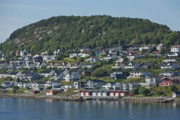 在Geirangerfjord入口处的挪威西海岸港口城市Alesund美丽的景色 — 图库照片