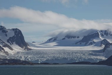 Kuzey Kutbu 'ndaki Svalbard Adaları' ndaki (Spitzbergen) Liefdefjord kıyı şeridi ve dağları.