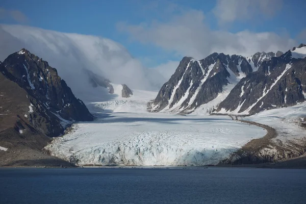 Die Küste Und Die Berge Des Liefdefjord Auf Spitzbergen Der — Stockfoto