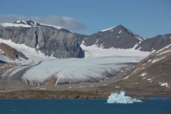 Costa Las Montañas Liefdefjord Las Islas Svalbard Spitzbergen Alto Ártico —  Fotos de Stock