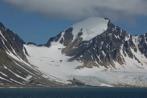 Litoral Montanhas Liefdefjord Nas Ilhas Svalbard Spitzbergen Alto Ártico — Fotografia de Stock