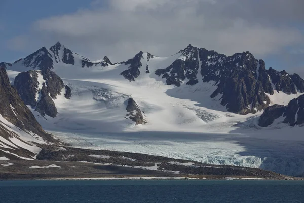 Die Küste Und Die Berge Des Liefdefjord Auf Spitzbergen Der — Stockfoto