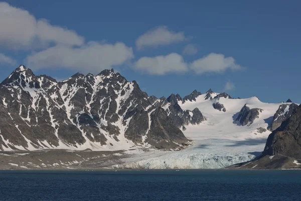 Ακτές Και Βουνά Του Liefdefjord Στις Νήσους Svalbard Spitzbergen Στην — Φωτογραφία Αρχείου