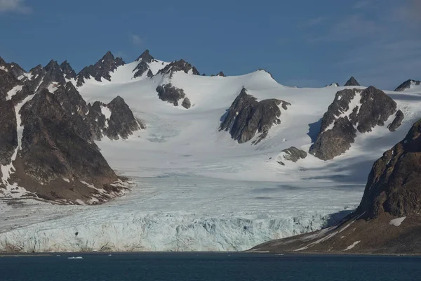 Ακτές Και Βουνά Του Liefdefjord Στις Νήσους Svalbard Spitzbergen Στην — Φωτογραφία Αρχείου