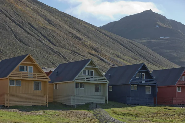 Casas Madeira Coloridas Tradicionais Dia Ensolarado Longyearbyen Svalbard — Fotografia de Stock