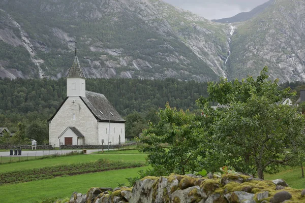14世紀に建てられた歴史的な白いキリスト教の教会であるEidford古い教会は 美しい晴れた日に 北欧のノルウェーのフィヨルドの山岳風景の中にあります — ストック写真
