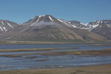 Norveç 'in Longyear, Spitsbergen yakınlarındaki güzel doğa ve manzara.