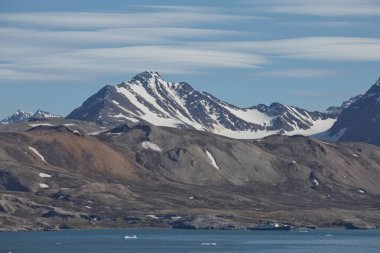 Dağlar, buzullar ve Spitsbergen üzerinde 79 derece kuzeyde bulunan Ny-lesund adlı bir köye yakın kıyı manzarası..