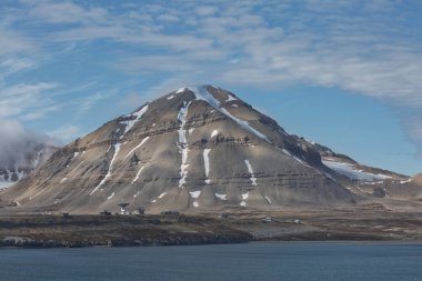 Dağlar, buzullar ve Spitsbergen üzerinde 79 derece kuzeyde bulunan Ny-lesund adlı bir köye yakın kıyı manzarası..