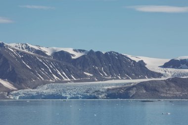 Dağlar, buzullar ve Spitsbergen üzerinde 79 derece kuzeyde bulunan Ny-lesund adlı bir köye yakın kıyı manzarası..