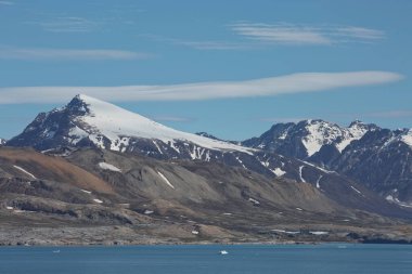Dağlar, buzullar ve Spitsbergen üzerinde 79 derece kuzeyde bulunan Ny-lesund adlı bir köye yakın kıyı manzarası..