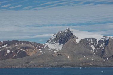 Dağlar, buzullar ve Spitsbergen üzerinde 79 derece kuzeyde bulunan Ny-lesund adlı bir köye yakın kıyı manzarası..