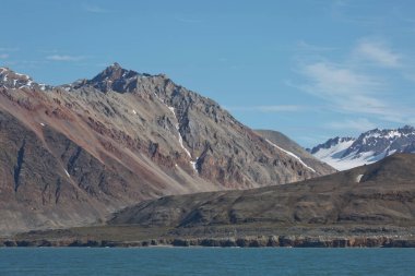 Dağlar, buzullar ve Spitsbergen üzerinde 79 derece kuzeyde bulunan Ny-lesund adlı bir köye yakın kıyı manzarası..