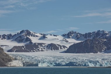 Dağlar, buzullar ve Spitsbergen üzerinde 79 derece kuzeyde bulunan Ny-lesund adlı bir köye yakın kıyı manzarası..