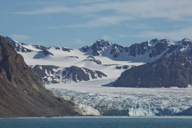 Dağlar, buzullar ve Spitsbergen üzerinde 79 derece kuzeyde bulunan Ny-lesund adlı bir köye yakın kıyı manzarası..