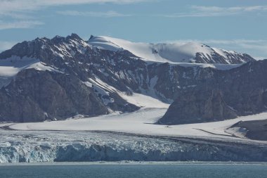 Dağlar, buzullar ve Spitsbergen üzerinde 79 derece kuzeyde bulunan Ny-lesund adlı bir köye yakın kıyı manzarası..