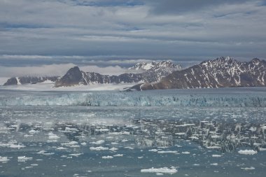 Dağlar, buzullar ve Spitsbergen üzerinde 79 derece kuzeyde bulunan Ny-lesund adlı bir köye yakın kıyı manzarası..