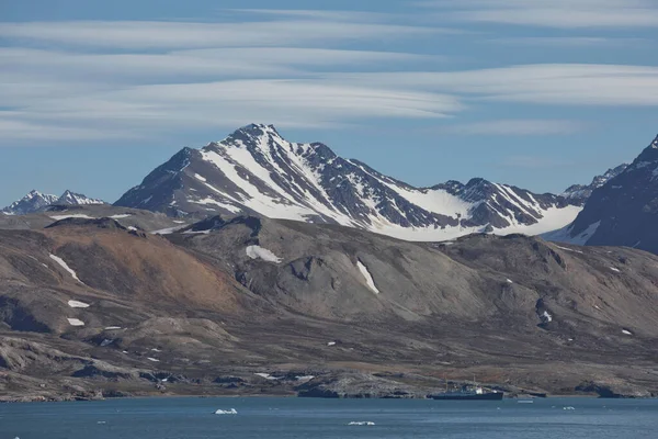 Βουνό Παγετώνες Και Τοπίο Ακτογραμμή Κοντά Ένα Χωριό Που Ονομάζεται — Φωτογραφία Αρχείου