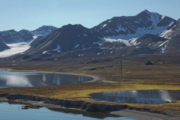 Dağlar Buzullar Spitsbergen Üzerinde Derece Kuzeyde Bulunan Lesund Adlı Bir — Stok fotoğraf
