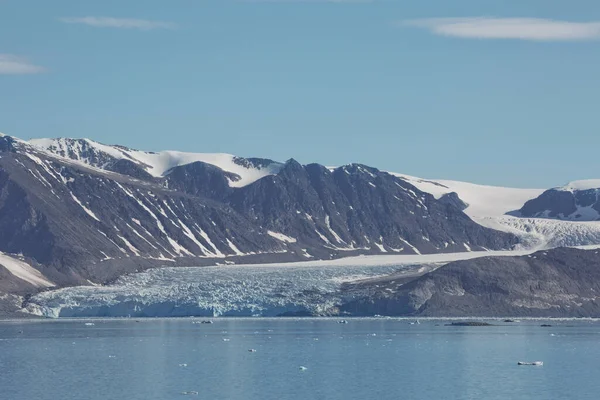 Dağlar, buzullar ve Spitsbergen üzerinde 79 derece kuzeyde bulunan Ny-lesund adlı bir köye yakın kıyı manzarası..