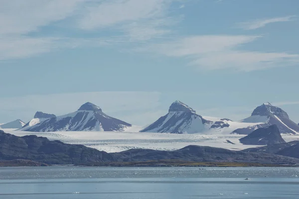 Montañas Glaciares Paisaje Costero Cerca Pueblo Llamado Lesund Situado Grados —  Fotos de Stock