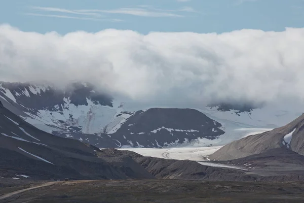 Berge Gletscher Und Küstenlandschaft Der Nähe Eines Dorfes Namens Lesund — Stockfoto